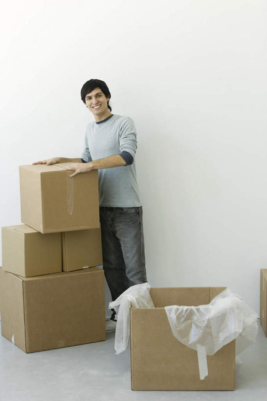 西方人,一个人,站,笑,搬运,微笑,露齿笑,竖图,室内,白天,正面,欧洲,欧洲人,仅一个男性,仅一个人,一堆,堆叠,堆积,服装,纸箱,墙,注视,休闲装,墙壁,墙面,仅一个年轻男性,衣服,箱子,观察,看,站着,休闲,休闲服,服饰,观看,堆,出差,察看,关注,包装箱,男人,男性,年轻男性,白种人,搬,站立,彩图,全身,旅行