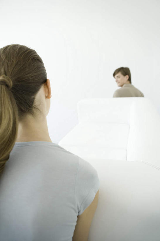 西方人,两个人,夫妻,站,搬运,竖图,室内,白天,爱情,沙发,欧洲,欧洲人,服装,朦胧,模糊,墙,浪漫,休闲装,墙壁,墙面,背面,衣服,站着,休闲,休闲服,恩爱,恋人,服饰,男人,男性,年轻男性,年轻女性,女人,女性,白种人,情侣,搬,站立,半身,彩图,伴侣,皮沙发