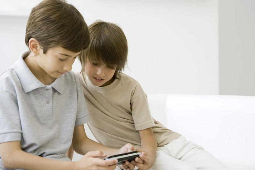 西方人,儿童,两个人,伙伴,朋友,坐,横图,室内,白天,正面,游戏,友谊,纯洁,欧洲,欧洲人,服装,玩,注视,休闲装,娱乐,小孩,衣服,观察,看,休闲,休闲服,可爱,童年,童趣,服饰,观看,活动,察看,掌上游戏机,发泄,关注,消遣,智力,掌机,童真,烂漫,无邪,便携式游戏机,手提游戏机,携带型游乐器,宣泄,天真,友情,男孩,男人,男性,白种人,孩子,玩耍,嬉戏,坐着,半身,彩图,男生