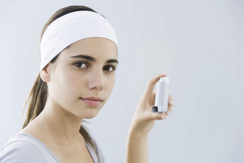 西方人,一个人,站,横图,室内,白天,白色背景,正面,欧洲,欧洲人,仅一个年轻女性,仅一个女性,仅一个人,服装,束发带,拿,拿着,注视,休闲装,发带,衣服,瓶子,观察,看,站着,休闲,休闲服,摄影,服饰,影棚,观看,察看,关注,喷雾剂,年轻女性,女人,女性,白种人,站立,半身,彩图,影棚拍摄,拍摄