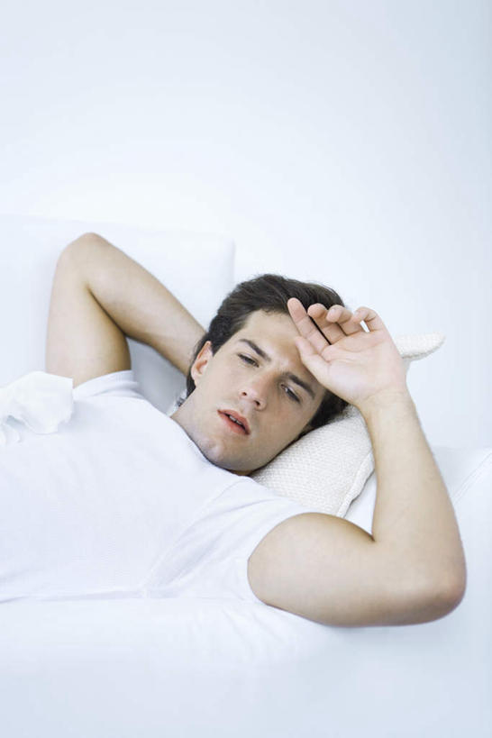 西方人,一个人,躺,摸,竖图,俯视,室内,白天,床,欧洲,欧洲人,仅一个男性,仅一个人,抚摸,服装,床单,休闲装,被子,仅一个年轻男性,衣服,休闲,难受,生病,休闲服,服饰,单人床,被单,男人,男性,年轻男性,白种人,触摸,接触,躺着,半身,彩图,高角度拍摄