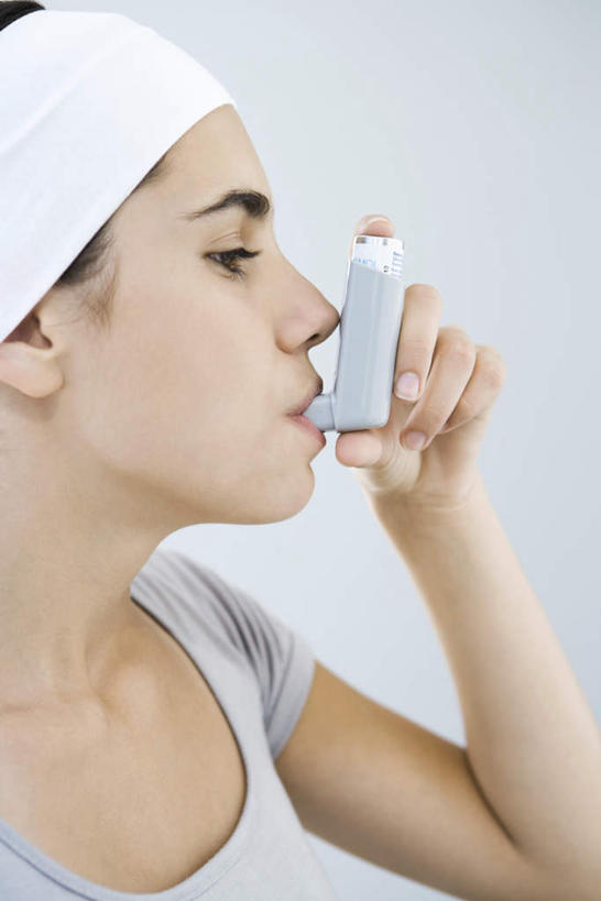 西方人,一个人,站,竖图,室内,白天,白色背景,侧面,欧洲,欧洲人,仅一个年轻女性,仅一个女性,仅一个人,喷雾,束发带,拿,拿着,注视,发带,观察,看,站着,摄影,影棚,观看,察看,关注,年轻女性,女人,女性,白种人,站立,半身,彩图,影棚拍摄,拍摄