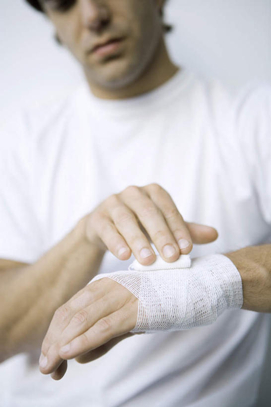 西方人,一个人,站,竖图,室内,白天,仰视,石膏,欧洲,欧洲人,仅一个男性,仅一个人,服装,朦胧,模糊,纱布,拿,拿着,注视,休闲装,仅一个年轻男性,衣服,观察,看,站着,休闲,休闲服,治疗,服饰,观看,固定,察看,医疗,关注,止血,男人,男性,年轻男性,白种人,绷带,创可贴,熟石膏,站立,半身,彩图,低角度拍摄,护创胶布