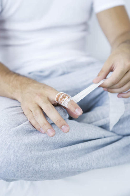 西方人,一个人,坐,竖图,俯视,室内,白天,欧洲,欧洲人,仅一个男性,仅一个人,服装,休闲装,仅一个年轻男性,衣服,休闲,手指,休闲服,服饰,男人,男性,年轻男性,白种人,创可贴,熟石膏,坐着,半身,彩图,高角度拍摄,护创胶布