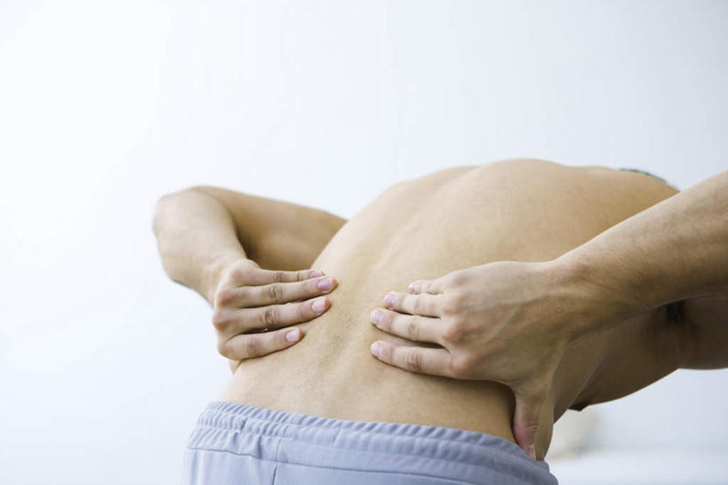 西方人,腰,一个人,站,摸,横图,室内,白天,欧洲,欧洲人,仅一个男性,仅一个人,抚摸,弯腰,裤子,仅一个年轻男性,背面,站着,弯身,男人,男性,年轻男性,白种人,触摸,接触,站立,半身,彩图