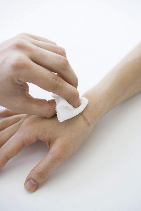 西方人,儿童,手,两个人,医生,病人,医院,站,竖图,俯视,室内,特写,白天,纯洁,欧洲,欧洲人,拿,拿着,站着,医护人员,医疗人员,手部,可爱,童年,童趣,白大褂,棉球,童真,烂漫,无邪,医疗机构,天真,男孩,男人,男性,年轻男性,年轻女性,女人,女性,白种人,孩子,大夫,患者,就医者,站立,半身,彩图,高角度拍摄,病院,诊所,男生