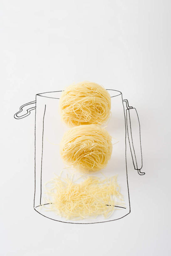 面食,面条,无人,竖图,俯视,插画,室内,特写,白天,数码,科技,杯子,浸泡,阴影,网络,面,高光,几何,计算机图形,合成,图画,画,黄色,水杯,电脑合成图,数码合成图,简单,零散,漫画,写实,具体,具象,茶杯,彩图,高角度拍摄