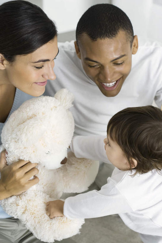 西方人,儿童,三个人,家庭,母亲,父亲,女儿,客厅,坐,抱,笑,微笑,露齿笑,竖图,室内,白天,仰视,纯洁,地板,欧洲,欧洲人,服装,玩偶,墙,小熊,地面,注视,休闲装,木地板,墙壁,墙面,小孩,衣服,观察,看,休闲,温暖,温馨,父女,母女,三口之家,一家人,休闲服,爬,父爱,可爱,母爱,童年,童趣,服饰,抱着,观看,和睦,察看,起居室,搂着,关注,爬着,童真,烂漫,无邪,天真,男人,男性,年轻男性,年轻女性,女孩,女人,女性,白种人,孩子,年轻人,怀抱,搂,搂抱,相抱,拥抱,坐着,半身,彩图,低角度拍摄,融洽,女生