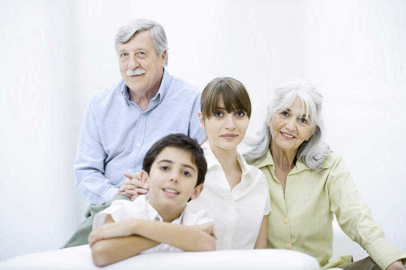 西方人,儿童,老年人,四个人,家庭,母亲,儿子,祖母,祖父,三代同堂,坐,笑,微笑,露齿笑,横图,室内,白天,正面,纯洁,沙发,欧洲,欧洲人,服装,注视,休闲装,祖孙三代,小孩,衣服,观察,看,休闲,温暖,温馨,母子,休闲服,可爱,母爱,童年,童趣,服饰,奶奶,爷爷,观看,祖孙,和睦,察看,关注,布艺沙发,童真,烂漫,无邪,亲子活动,外婆,外祖母,外公,外祖父,外孙,外孙子,天真,老年男性,老年女性,男孩,男人,男性,年轻女性,女人,女性,白种人,孩子,年轻人,全家福,孙子,坐着,半身,彩图,融洽,男生,多代同堂,妈妈