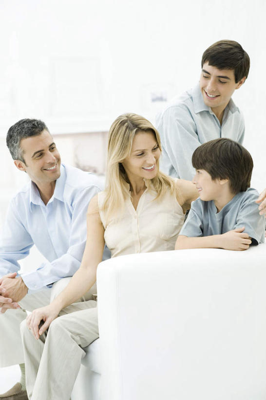 西方人,儿童,老年人,家庭,母亲,父亲,儿子,祖父,三代同堂,坐,笑,微笑,露齿笑,竖图,室内,白天,正面,纯洁,沙发,欧洲,欧洲人,服装,注视,休闲装,祖孙三代,小孩,衣服,观察,看,休闲,温暖,温馨,父子,母子,休闲服,父爱,可爱,母爱,童年,童趣,服饰,爷爷,观看,祖孙,和睦,察看,关注,布艺沙发,童真,烂漫,无邪,亲子活动,外公,外祖父,外孙,外孙子,天真,老年男性,男孩,男人,男性,年轻男性,年轻女性,女人,女性,白种人,孩子,年轻人,全家福,孙子,坐着,半身,彩图,高兴,融洽,男生,爸爸,多代同堂,妈妈