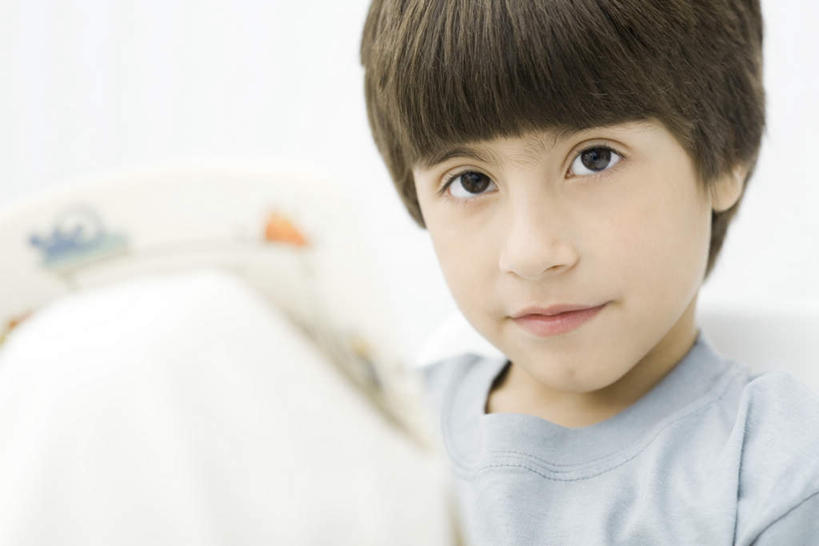 西方人,儿童,一个人,横图,室内,特写,白天,白色背景,正面,纯洁,沙发,欧洲,欧洲人,仅一个男性,仅一个人,服装,墙,休闲装,墙壁,墙面,小孩,衣服,仅一个小孩,休闲,休闲服,可爱,童年,童趣,摄影,服饰,影棚,疑惑,布艺沙发,童真,烂漫,无邪,天真,男孩,男人,男性,白种人,孩子,半身,彩图,影棚拍摄,拍摄,男生