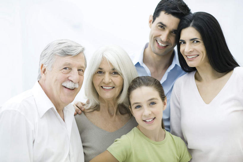 西方人,儿童,老年人,母亲,父亲,女儿,祖母,祖父,三代同堂,笑,微笑,露齿笑,横图,室内,白天,白色背景,正面,纯洁,欧洲,欧洲人,服装,依靠,休闲装,祖孙三代,小孩,衣服,靠,靠着,休闲,温暖,温馨,父女,母女,休闲服,父爱,可爱,母爱,童年,童趣,摄影,服饰,影棚,奶奶,爷爷,祖孙,和睦,倚着,关爱,童真,烂漫,无邪,外婆,外孙女,外祖母,外公,外祖父,天真,老年男性,老年女性,男人,男性,年轻男性,年轻女性,女孩,女人,女性,白种人,孩子,年轻人,全家福,孙女,半身,彩图,影棚拍摄,拍摄,融洽,女生,爸爸,多代同堂,妈妈