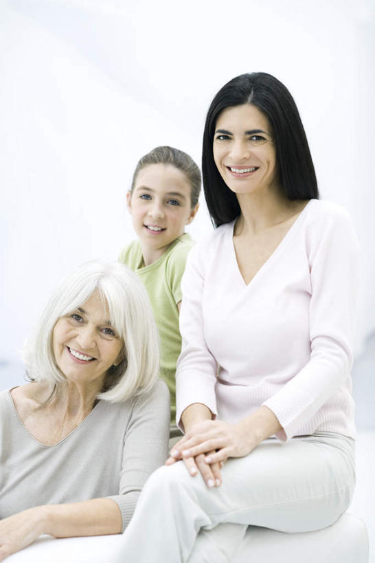 西方人,家庭,三代同堂,客厅,坐,笑,微笑,露齿笑,竖图,室内,白天,正面,纯洁,沙发,欧洲,欧洲人,服装,墙,注视,休闲装,墙壁,墙面,衣服,观察,看,休闲,温暖,温馨,一家人,休闲服,可爱,童年,童趣,服饰,观看,和睦,察看,起居室,关注,布艺沙发,童真,烂漫,无邪,天真,老年女性,年轻女性,女孩,女人,女性,白种人,坐着,半身,彩图,融洽