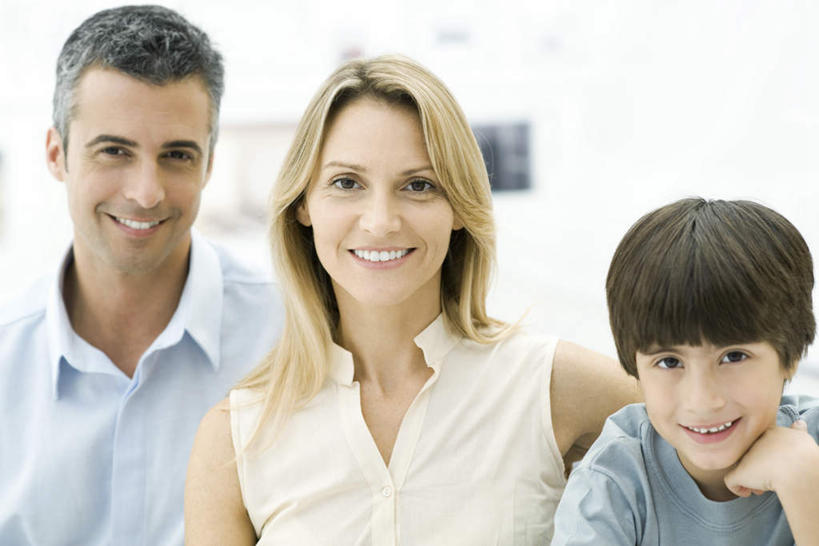 西方人,儿童,三个人,家庭,母亲,父亲,儿子,横图,室内,白天,正面,纯洁,欧洲,欧洲人,服装,墙,休闲装,墙壁,墙面,小孩,拍照,衣服,休闲,温暖,温馨,父子,母子,三口之家,一家人,休闲服,父爱,可爱,母爱,童年,童趣,服饰,和睦,童真,烂漫,无邪,天真,男孩,男人,男性,年轻男性,年轻女性,女人,女性,白种人,孩子,年轻人,半身,彩图,融洽,男生