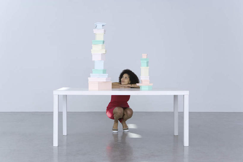 西方人,一个人,办公室,蹲,横图,室内,白天,白色背景,正面,家具,桌子,礼盒,礼物,欧洲,欧洲人,仅一个年轻女性,仅一个女性,仅一个人,阴影,服装,反射,影子,纸盒,办公桌,休闲装,盒子,衣服,包装盒,礼品盒,休闲,休闲服,望,叠放,摄影,服饰,礼品,影棚,空旷,办公家具,年轻女性,女人,女性,白种人,蹲着,彩图,全身,影棚拍摄,拍摄