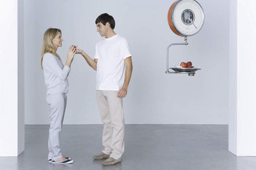 西方人,两个人,夫妻,站,笑,微笑,露齿笑,横图,室内,白天,白色背景,侧面,爱情,仪器,苹果,水果,欧洲,欧洲人,服装,新鲜,生食,食品,果实,浪漫,注视,休闲装,相视,食物,衣服,观察,看,站着,休闲,面对面,休闲服,恩爱,恋人,摄影,服饰,有机食品,绿色食品,影棚,称重,观看,对视,察看,衡量,关注,相对,计量,相看,男人,男性,年轻男性,年轻女性,女人,女性,白种人,情侣,秤,站立,彩图,全身,影棚拍摄,拍摄,伴侣