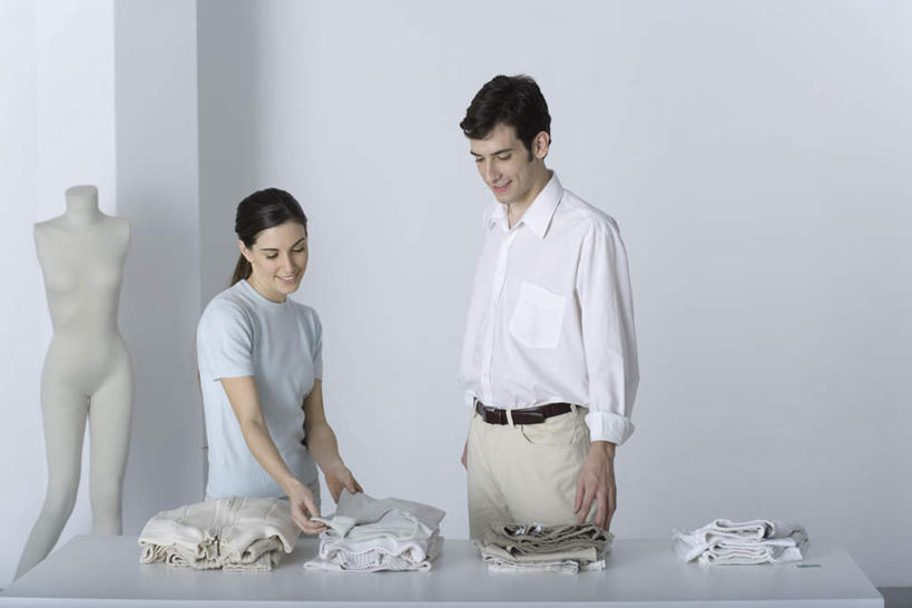 西方人,两个人,夫妻,办公室,站,笑,微笑,露齿笑,横图,室内,白天,白色背景,正面,爱情,家具,桌子,欧洲,欧洲人,服装,人造模特,办公桌,浪漫,注视,休闲装,衣服,观察,看,站着,休闲,休闲服,恩爱,恋人,摄影,服饰,影棚,道具,观看,整理,察看,关注,服装模特,模特道具,时装道具,展示道具,服装模特道具,陈列道具,办公家具,男人,男性,年轻男性,年轻女性,女人,女性,白种人,情侣,站立,半身,彩图,影棚拍摄,拍摄,伴侣