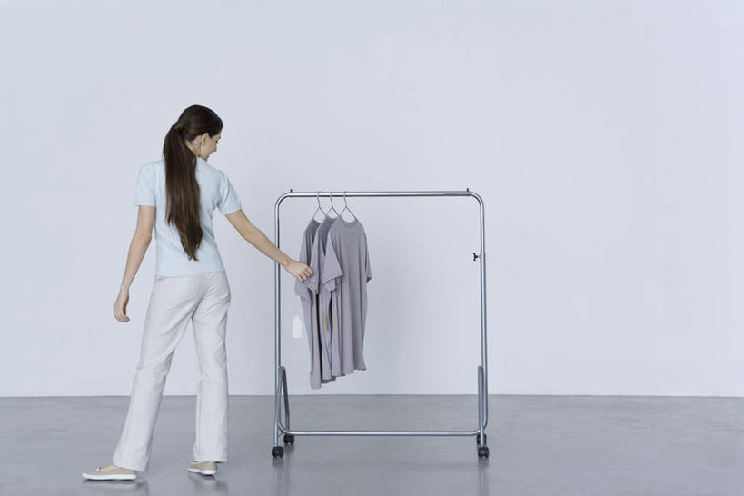 西方人,一个人,站,笑,微笑,露齿笑,横图,室内,白天,白色背景,衣架,欧洲,欧洲人,仅一个年轻女性,仅一个女性,仅一个人,服装,注视,休闲装,一个,背面,衣服,观察,看,站着,三件,休闲,休闲服,摄影,服饰,影棚,观看,察看,关注,年轻女性,女人,女性,白种人,挂衣架,晾衣架,站立,彩图,全身,影棚拍摄,拍摄