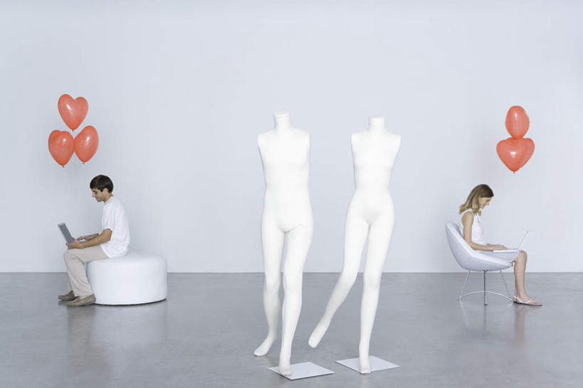 西方人,夫妻,横图,室内,白天,白色背景,侧面,爱情,竞争,电脑,笔记本电脑,沙发,椅子,欧洲,欧洲人,许多,服装,沮丧,爱心,网络,人造模特,木椅,浪漫,休闲装,通讯设备,两个,衣服,气球,休闲,温暖,温馨,心形,休闲服,恩爱,背对背,恋人,摄影,服饰,影棚,道具,失望,距离,两台,和睦,无线,伤心,反向,通信设备,无线网络,无线上网,便携式电脑,服装模特,模特道具,时装道具,展示道具,服装模特道具,陈列道具,背道而驰,相反,相左,隔阂,手提电脑,白种人,心型,情侣,彩图,全身,影棚拍摄,拍摄,伴侣,融洽,皮沙发