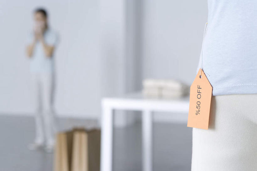 西方人,两个人,夫妻,办公室,横图,室内,白天,白色背景,侧面,爱情,购物,消费,家具,桌子,袋子,欧洲,欧洲人,服装,惊讶,整齐,包装袋,标签,手提袋,办公桌,购物袋,浪漫,休闲装,两个,衣服,休闲,休闲服,恩爱,金融,恋人,摄影,服饰,影棚,购买,贸易,折扣,办公家具,男人,男性,年轻男性,年轻女性,女人,女性,白种人,情侣,半身,彩图,影棚拍摄,拍摄,伴侣,捂着