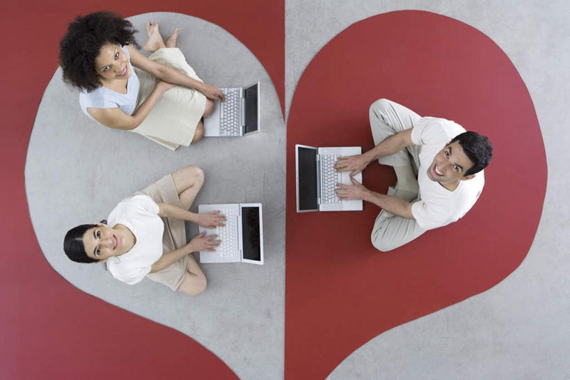 西方人,三个人,夫妻,伙伴,朋友,坐,笑,微笑,露齿笑,横图,俯视,室内,白天,爱情,友谊,电脑,笔记本电脑,地板,欧洲,欧洲人,服装,爱心,网络,地面,浪漫,注视,休闲装,通讯设备,木地板,衣服,红色,观察,看,休闲,温暖,温馨,心形,休闲服,恩爱,恋人,服饰,观看,三台,和睦,察看,无线,关注,通信设备,无线网络,无线上网,便携式电脑,友情,手提电脑,男人,男性,年轻男性,年轻女性,女人,女性,白种人,心型,情侣,抬头,仰头,坐着,彩图,高角度拍摄,全身,伴侣,融洽