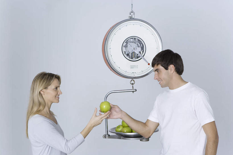 西方人,两个人,夫妻,站,笑,微笑,露齿笑,横图,室内,白天,白色背景,侧面,爱情,仪器,苹果,水果,欧洲,欧洲人,服装,新鲜,生食,食品,青色,果实,浪漫,注视,休闲装,相视,食物,衣服,观察,看,站着,休闲,面对面,休闲服,恩爱,恋人,摄影,服饰,有机食品,绿色食品,影棚,称重,观看,对视,察看,衡量,关注,相对,计量,相看,男人,男性,年轻男性,年轻女性,女人,女性,白种人,情侣,秤,站立,半身,彩图,影棚拍摄,拍摄,伴侣