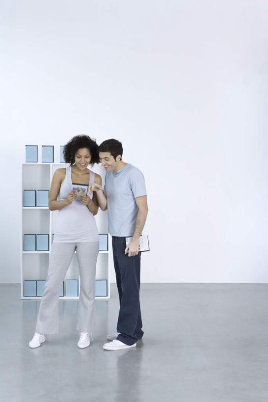 西方人,两个人,夫妻,站,竖图,室内,白天,正面,爱情,数据,欧洲,欧洲人,许多,服装,信息,光盘,光碟,浪漫,注视,休闲装,存储介质,架子,排列,衣服,观察,看,站着,休闲,休闲服,恩爱,恋人,服饰,观看,碟片,存储,CD光盘,察看,队列,关注,看着,CD唱片,CD光碟,男人,男性,年轻男性,年轻女性,女人,女性,白种人,情侣,站立,彩图,全身,伴侣