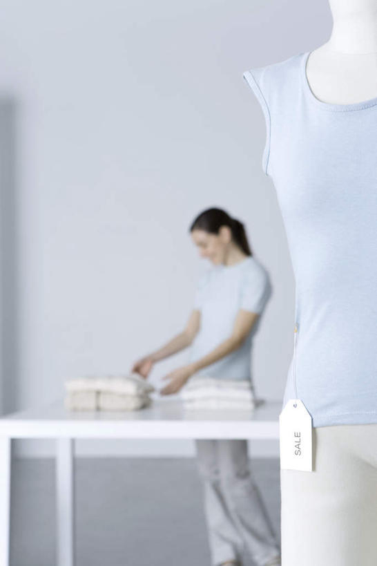 西方人,一个人,办公室,站,笑,微笑,露齿笑,竖图,室内,白天,白色背景,正面,家具,桌子,欧洲,欧洲人,仅一个年轻女性,仅一个女性,仅一个人,服装,整齐,标签,人造模特,办公桌,注视,休闲装,一个,衣服,观察,看,站着,休闲,休闲服,摄影,服饰,影棚,道具,观看,整理,察看,关注,折扣,服装模特,模特道具,时装道具,展示道具,服装模特道具,陈列道具,办公家具,年轻女性,女人,女性,白种人,站立,半身,彩图,影棚拍摄,拍摄