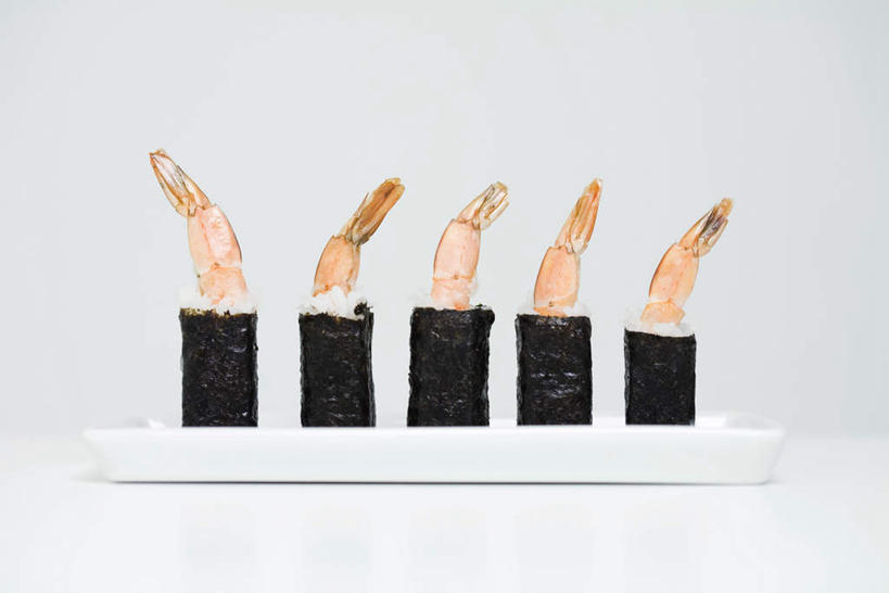 米饭,寿司,无人,横图,室内,特写,白天,白色背景,正面,烹饪,蔬菜,餐具,五个,一排,许多,新鲜,碟子,盘,海苔,虾,日本料理,料理,食品,紫菜,饭,菜肴,美食,食物,排列,盘子,碟,日式料理,日式,佳肴,有机食品,绿色食品,五谷,队列,醋饭,水产品,四喜饭,彩图