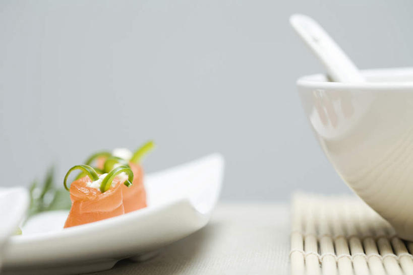 海鲜,米饭,三文鱼,寿司,无人,横图,室内,特写,白天,白色背景,正面,烹饪,桌面,桌子,鲑鱼,蔬菜,阴影,新鲜,鱼,影子,勺子,陶瓷,海带,日本料理,料理,食品,陶瓷制品,饭,竹垫,水产,菜肴,美食,食物,两个,容器,调羹,汤匙,碗,日式料理,日式,佳肴,有机食品,绿色食品,储藏,大马哈鱼,五谷,储存,海产品,醋饭,撒蒙鱼,萨门鱼,冰海之皇,鲑,四喜饭,彩图,贮存