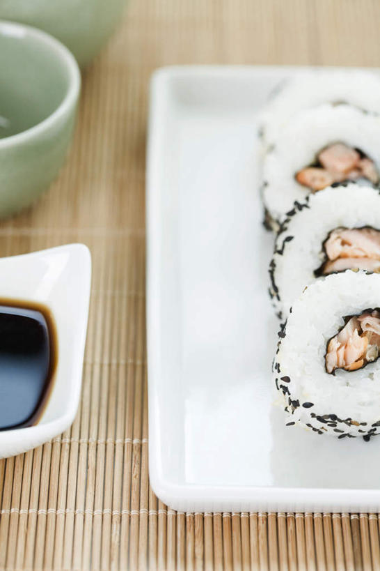 海鲜,米饭,三文鱼,寿司,无人,竖图,俯视,室内,特写,白天,烹饪,桌面,桌子,鲑鱼,餐具,一排,整齐,鱼,碟子,盘,调料,芝麻,日本料理,料理,食品,饭,调味品,调味料,竹垫,酱油,水产,菜肴,美食,食物,排列,盘子,碟,碗,日式料理,四个,日式,佳肴,大马哈鱼,五谷,队列,海产品,醋饭,撒蒙鱼,萨门鱼,冰海之皇,鲑,脂麻,胡麻,白麻,巨胜子,油麻,四喜饭,彩图,高角度拍摄