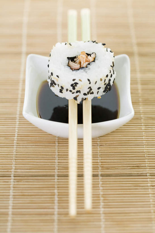 海鲜,米饭,三文鱼,寿司,无人,竖图,俯视,室内,特写,白天,烹饪,筷子,桌面,桌子,鲑鱼,蔬菜,餐具,新鲜,鱼,碟子,盘,调料,海苔,日本料理,料理,食品,紫菜,饭,调味品,调味料,竹垫,酱油,水产,菜肴,美食,食物,一个,盘子,碟,日式料理,日式,佳肴,有机食品,绿色食品,大马哈鱼,五谷,海产品,醋饭,撒蒙鱼,萨门鱼,冰海之皇,鲑,四喜饭,彩图,高角度拍摄