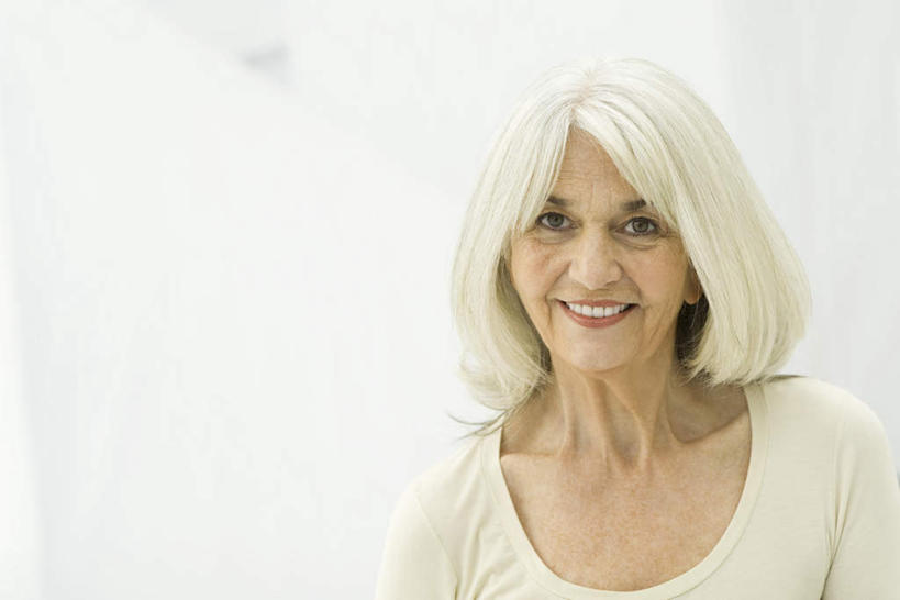 西方人,皱纹,头发,一个人,站,笑,微笑,露齿笑,横图,室内,白天,白色背景,正面,毛衣,欧洲,欧洲人,仅一个女性,仅一个人,注视,白色,观察,看,站着,仅一个老年女性,观看,察看,关注,慈祥,老年女性,女人,女性,白种人,站立,半身,彩图,绒衣,套衫,套头毛衣,线衣