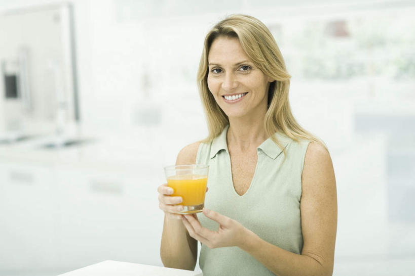 西方人,一个人,坐,笑,微笑,露齿笑,横图,室内,白天,正面,厨房,杯子,欧洲,欧洲人,仅一个女性,仅一个人,橙汁,注视,玻璃制品,水杯,观察,看,托,仅一个中年女性,观看,托着,察看,关注,女人,女性,中年女性,白种人,玻璃杯,坐着,半身,彩图,灶间