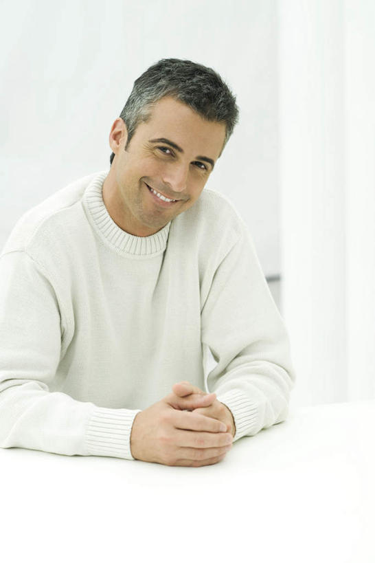 西方人,一个人,坐,笑,微笑,露齿笑,竖图,室内,白天,正面,欧洲,欧洲人,仅一个男性,仅一个人,仅一个中年男性,握,注视,观察,看,抱拳,握着,观看,察看,关注,男人,男性,中年男性,白种人,坐着,半身,彩图,短发