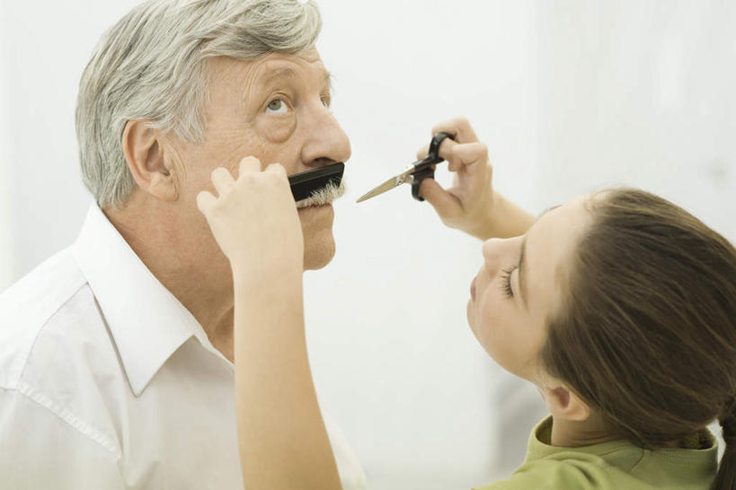 西方人,儿童,老年人,胡须,两个人,家庭,祖父,笑,微笑,露齿笑,横图,室内,白天,侧面,纯洁,欧洲,欧洲人,握,修剪,剪刀,拿,梳子,拿着,小孩,温暖,温馨,一家人,可爱,童年,童趣,握着,爷爷,祖孙,和睦,打理,童真,烂漫,无邪,外孙女,外公,外祖父,天真,老年男性,男人,男性,女孩,白种人,孩子,胡子,小胡子,孙女,半身,彩图,融洽,女生