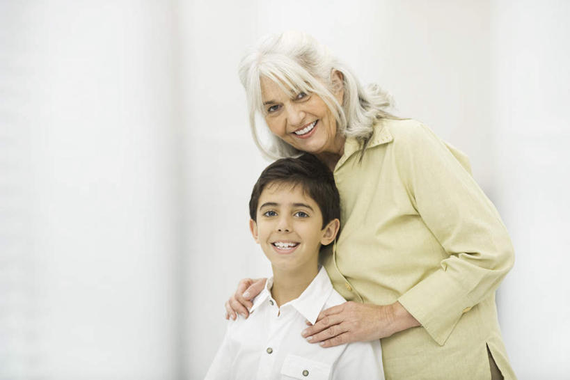 西方人,儿童,两个人,家庭,祖母,站,抱,笑,微笑,露齿笑,横图,室内,白天,白色背景,正面,纯洁,欧洲,欧洲人,弯腰,小孩,站着,温暖,温馨,一家人,可爱,童年,童趣,奶奶,抱着,祖孙,和睦,搂着,童真,烂漫,无邪,外婆,外祖母,外孙,外孙子,天真,老年女性,男孩,男人,男性,女人,女性,白种人,孩子,孙子,怀抱,搂,搂抱,相抱,拥抱,半身,彩图,融洽,男生