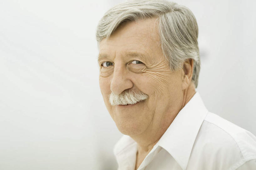 西方人,脸,头,脸颊,皱纹,胡须,一个人,站,笑,微笑,露齿笑,横图,室内,特写,白天,白色背景,正面,衬衫,欧洲,欧洲人,仅一个男性,仅一个人,注视,观察,看,站着,仅一个老年男性,观看,察看,关注,老年男性,男人,男性,白种人,头部,胡子,小胡子,脸部,脸蛋,面部,站立,半身,彩图,衬衣