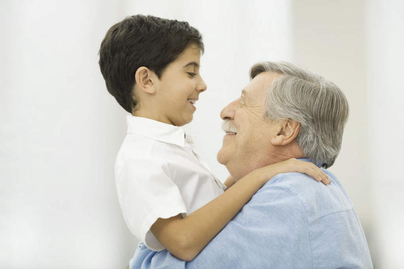 西方人,儿童,两个人,家庭,站,抱,笑,微笑,露齿笑,横图,室内,白天,白色背景,侧面,衬衫,纯洁,欧洲,欧洲人,注视,相视,小孩,蓝色,观察,看,站着,温暖,温馨,一家人,面对面,可爱,童年,童趣,抱着,观看,祖孙,对视,和睦,察看,搂着,关注,相对,童真,烂漫,无邪,相看,天真,老年男性,男孩,男人,男性,白种人,孩子,怀抱,搂,搂抱,相抱,拥抱,站立,半身,彩图,衬衣,融洽,男生