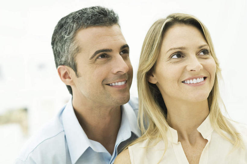 西方人,两个人,家庭,夫妻,抱,笑,微笑,露齿笑,横图,室内,白天,白色背景,正面,衬衫,爱情,欧洲,欧洲人,远方,浪漫,温暖,温馨,一家人,恩爱,望,恋人,抱着,和睦,搂着,男人,男性,女人,女性,中年男性,中年女性,白种人,情侣,怀抱,搂,搂抱,相抱,拥抱,半身,彩图,衬衣,伴侣,融洽