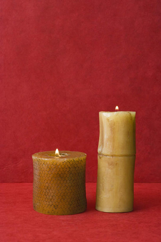 无人,竖图,室内,特写,白天,正面,桌面,桌子,竹子,静物,蜡烛,红色背景,编织,圆形,火焰,圆柱,烛光,燃烧,两个,点燃,摄影,影棚,土黄色,矮,高,彩图,影棚拍摄,拍摄