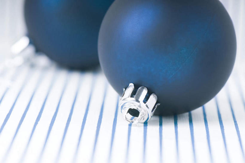 无人,横图,室内,特写,白天,正面,桌面,桌子,静物,圣诞节,条纹,节日,朦胧,模糊,庆祝,装饰,散落,圆形,挂饰,圣诞球,文化,彩球,球,两个,蓝色,庆典,球体,磨砂,摄影,影棚,纪念,华丽,修饰,点缀,衬托,美观,雅致,雅观,彩图,影棚拍摄,拍摄