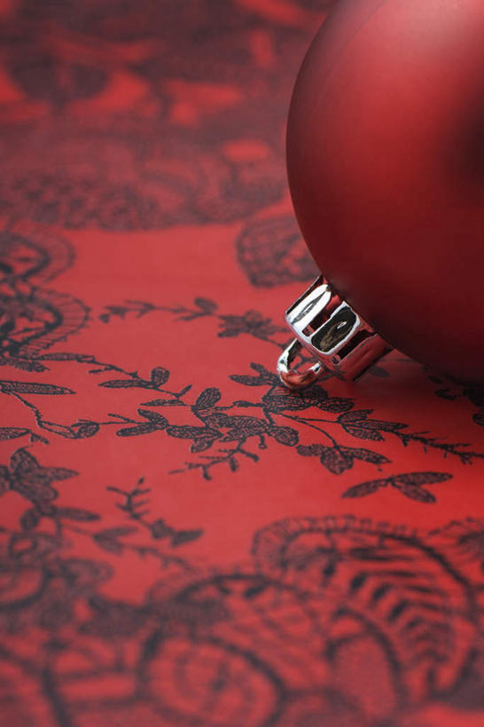 无人,竖图,室内,特写,白天,正面,桌面,桌子,静物,圣诞节,红色背景,花纹,节日,朦胧,模糊,庆祝,装饰,圆形,挂饰,图案,圣诞球,文化,彩球,球,红色,庆典,球体,磨砂,摄影,影棚,纪念,华丽,修饰,点缀,衬托,美观,雅致,雅观,彩图,影棚拍摄,拍摄