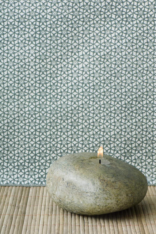 无人,竖图,室内,特写,白天,正面,石头,桌面,桌子,静物,蜡烛,花纹,火焰,石子,图案,烛光,烟雾,燃烧,竹垫,一个,香薰,香烛,点燃,鹅卵石,摄影,影棚,单个,石块,彩图,影棚拍摄,拍摄