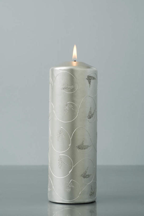 无人,竖图,室内,特写,白天,白色背景,正面,桌面,桌子,静物,蜡烛,圣诞节,花纹,节日,庆祝,火焰,烛光,银色,燃烧,文化,一个,点燃,庆典,摄影,影棚,单个,纪念,彩图,影棚拍摄,拍摄