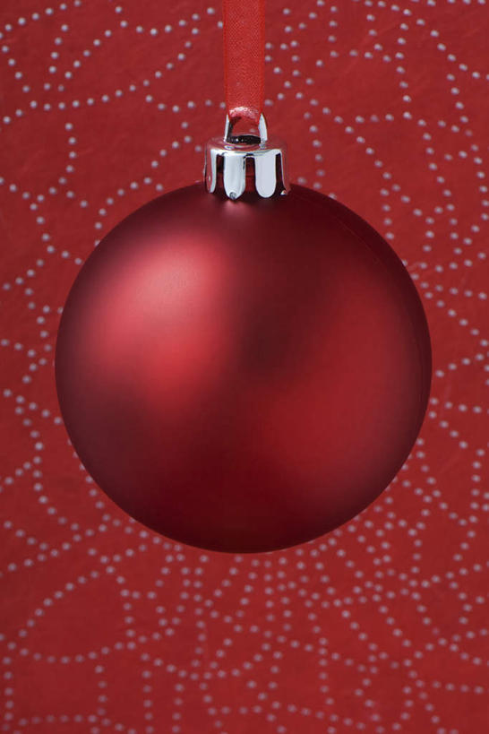 无人,竖图,室内,特写,白天,正面,桌面,桌子,静物,圣诞节,红色背景,花纹,节日,庆祝,装饰,垂吊,圆形,挂饰,图案,圣诞球,文化,彩球,球,一个,红色,庆典,球体,磨砂,摄影,影棚,单个,纪念,华丽,修饰,点缀,悬空,衬托,美观,雅致,雅观,彩图,影棚拍摄,拍摄