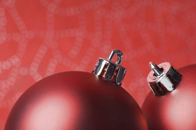 无人,横图,室内,特写,白天,正面,桌面,桌子,静物,圣诞节,花纹,节日,朦胧,模糊,庆祝,装饰,散落,圆形,挂饰,图案,圣诞球,文化,彩球,球,两个,红色,庆典,球体,磨砂,摄影,影棚,纪念,华丽,修饰,点缀,衬托,美观,雅致,雅观,彩图,影棚拍摄,拍摄