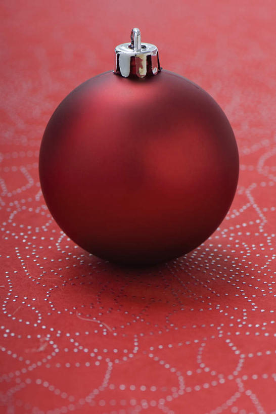 无人,站,竖图,俯视,室内,特写,白天,桌面,桌子,静物,圣诞节,红色背景,花纹,节日,庆祝,装饰,圆形,挂饰,图案,圣诞球,注视,文化,彩球,球,一个,红色,观察,看,站着,庆典,球体,磨砂,摄影,影棚,单个,观看,纪念,华丽,修饰,点缀,察看,关注,衬托,美观,雅致,雅观,站立,彩图,高角度拍摄,影棚拍摄,拍摄