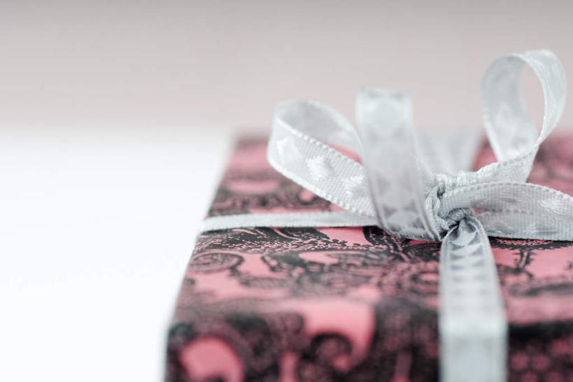 无人,横图,室内,特写,白天,白色背景,正面,桌面,桌子,静物,礼盒,礼物,圣诞节,节日,朦胧,模糊,庆祝,丝绸,丝带,图案,纸盒,粉红色,缎带,蕾丝,文化,绸带,盒子,一个,包装盒,礼品盒,庆典,摄影,礼品,影棚,单个,纪念,捆绑,彩图,影棚拍摄,拍摄