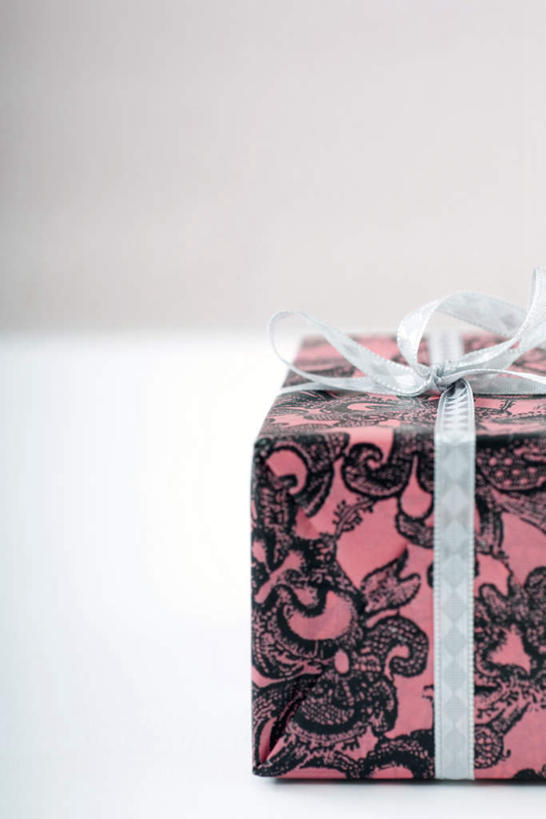 无人,竖图,室内,特写,白天,白色背景,正面,桌面,桌子,静物,礼盒,礼物,圣诞节,花纹,节日,庆祝,包装纸,图案,纸盒,蕾丝,文化,盒子,一个,包装盒,蝴蝶结,礼品盒,庆典,摄影,礼品,影棚,单个,纪念,捆绑,彩图,影棚拍摄,拍摄